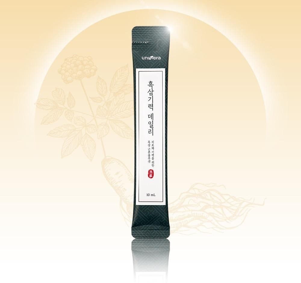 해 모양 원과 인삼 선화 앞에 세운 흑삼기력 데일리 스틱 1포 (10 mL)