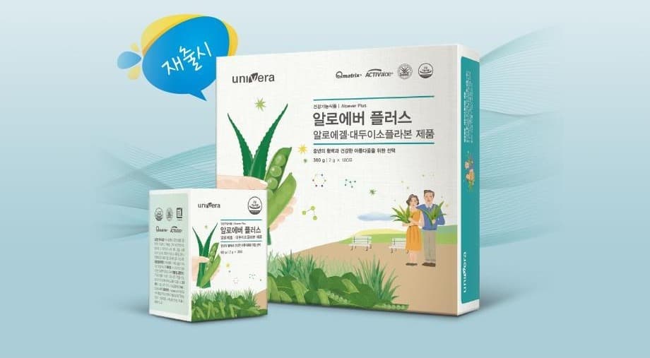 물결 선이 깔린 하늘색 지면 위에 놓인 알로에버 플러스 패키지 큰 상자와 그 앞의 작은 상자, 큰 상자 왼쪽 위에 파랑 · 노랑 말풍선 ‘재출시’. 큰 상자 글자: univera, 건강기능식품 | Aloever Plus, 알로에버 플러스, 알로에겔·대두이소플라본 제품, 중년의 활력과 건강한 아름다움을 위한 선택, 360 g | 2 g × 180포