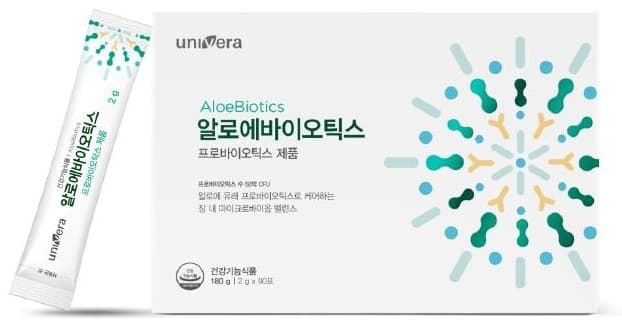 알로에바이오틱스 흰 상자와 왼쪽에 비스듬히 기댄 초록 무늬 흰 스틱 1포. 상자 글자: univera, AloeBiotics, 알로에바이오틱스, 프로바이오틱스 제품, 프로바이오틱스 수 50억 CFU, 알로에 유래 프로바이오틱스로 케어하는 장 내 마이크로바이옴 밸런스, 건강기능식품 180 g | 2 g x 90포