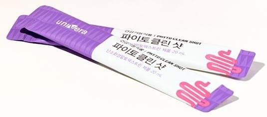 테이블에 놓인 파이토클린 샷 스틱 2포