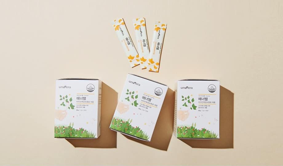 베이지 지면 위에 놓인 에너밸 스틱 3포와 60 g 소박스 3개