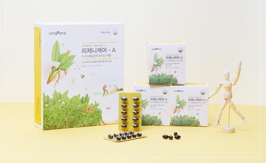 리제니케어 · A 216 g(600 mg x 360캡슐) 큰 박스와 54 g 작은 박스 세 개, 검은 연질캡슐이 담긴 노란 PTP 블리스터, 걷는 자세의 나무 마네킹이 노란 바닥에 놓인 연출 컷