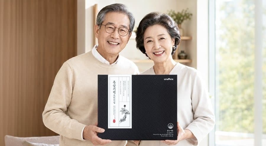 흑삼기력 프리미엄을 선물받고 기뻐하는 노부부