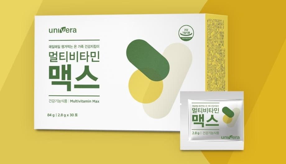 골드 배경 앞의 멀티비타민 맥스 흰 박스와 파우치 1포. 박스 글자: univera, 매일매일 챙겨먹는 온 가족 건강지킴이, 멀티비타민 맥스, 건강기능식품 Multivitamin Max, 84 g 2.8 g x 30 포