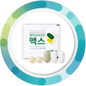 청록과 연두 그라데이션 링 가운데 놓인 멀티비타민 맥스 파우치 1포와 정제 5알