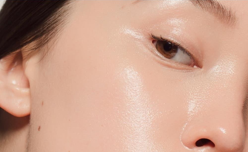윤기 나는 피부의 여성 얼굴 — 눈가와 뺨