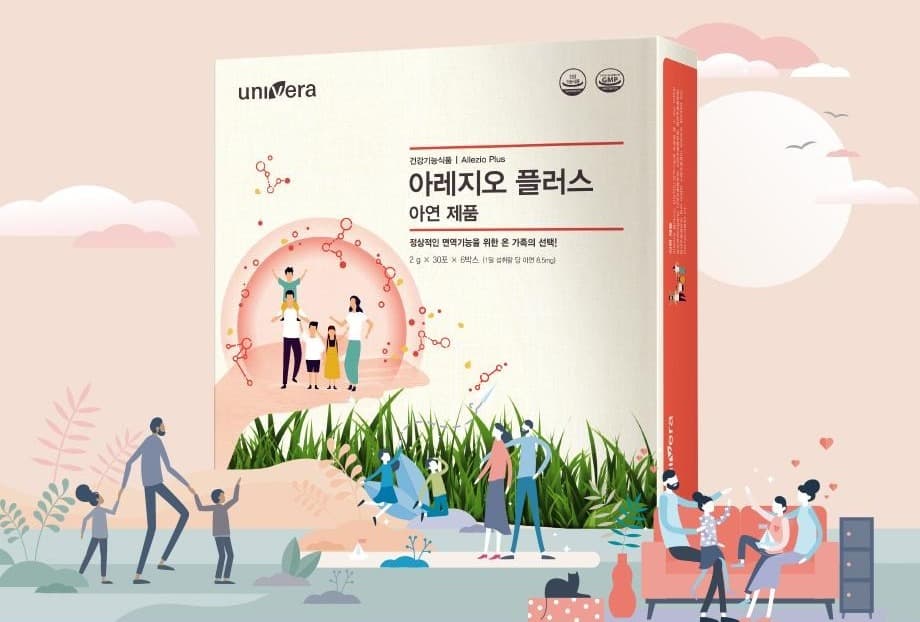 풀밭 위에 놓인 아레지오 플러스 패키지와 그 둘레에서 산책하고 뛰놀고 소파에 앉아 쉬는 가족들을 그린 일러스트, 하늘에는 해와 구름. 패키지 글자: univera, 건강기능식품 | Allezio Plus, 아레지오 플러스, 아연 제품, 정상적인 면역기능을 위한 온 가족의 선택!, 2 g × 30포 × 6박스