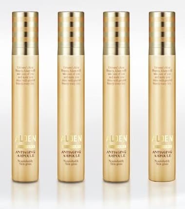 알로엔 안티에이징 앰플 네 병이 나란히 서 있다. 용기 글자: ALOEN, THE GOLD, ANTIAGING AMPOULE Nourished & Skin gloss