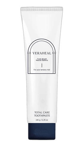 베라힐 토탈케어 치약 튜브(흰 몸통 · 남색 뚜껑). 용기 글자: VERAHEAL, Fresh Breath, Natural Balance, For your sensory rest, TOTAL CARE TOOTHPASTE, 180 g / 6.35 oz