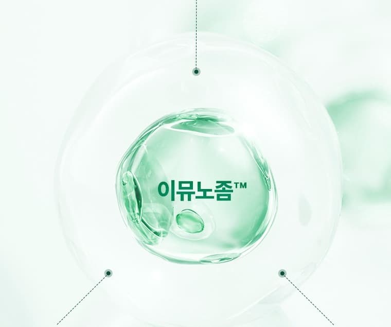 민트색 보케 위의 투명한 구슬 속에 초록 액체 방울이 들어 있고 가운데에 이뮤노좀™ 글자, 구슬에서 세 방향으로 점선이 뻗는다