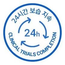 둥근 파란 배지. 위쪽에 둥글게 24시간 보습 지속, 가운데에 돌아가는 화살표 셋과 24h, 아래쪽에 둥글게 CLINICAL TRIALS COMPLETION