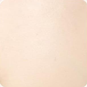 사용 후 — 같은 뺨 피부. 잡티가 가려져 밝은 베이지로 고르게 보인다